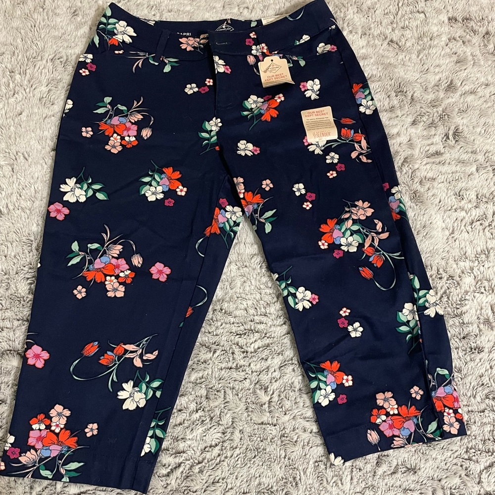 Capri pants with flower pattern